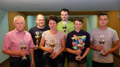 Bild: do
Im Einzel nahmen Pokale entgegen (von links): Horst Fuchs, Holger Götz (stellvertretend für Melanie Rupprecht), Anita Müller, Norbert Schecklmann, Andreas Kastner und Lukas Ring.
