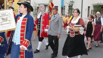 Bild: lg
Unter den Klängen des Kolping-Spielmannszugs marschiert die Festgesellschaft zum Marktplatz. Bilder: lg (2)