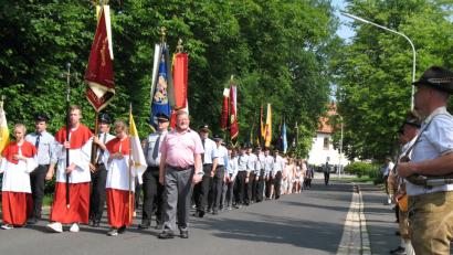 Bild: bkr
Warme Sonnenstrahlen und ein weiß-blauer Himmel begleiten zu Fronleichnam die Prozession der Gläubigen.
