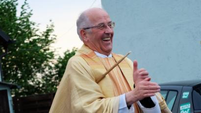 Bild: wlr
Anlässlich seines 75. Geburtstag feierten zahlreiche Gläubige mit dem Ruhestandsgeistlichen Franz Winklmann einen feierlichen Festgottesdienst in der St. Nikolaus Kirche in Etzenricht.