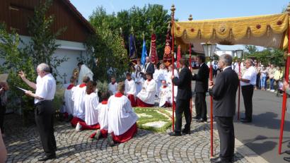 Bild: exb
Viele Glaubige beteiligen sich an der Fronleichnamsprozession in Kulmain.