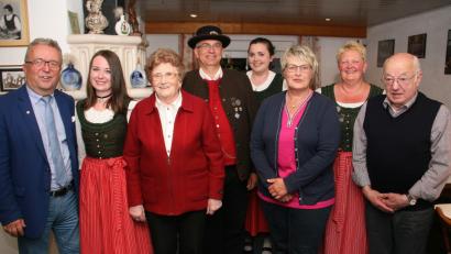 Bild: wro
Für ihre Treue zum Verein wurden Richard Strobl (rechts), Resi Kreger (3. von rechts) und Elfriede Gareis (3. von links) geehrt. Zur neuen Schriftführerin wurde Marina Scholz (4. von rechts) ernannt. Vorsitzender Gerhard Brabec (4. von links) und 2. Vorsitzende Silke Wolfrum (2. von rechts) gratulierten. Den Glückwünschen schlossen sich auch Bürgermeister Toni Dutz und die Sprecherin der Jugend Franziska Lang (von links) an.