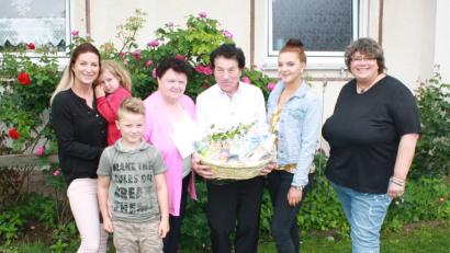Bild: lk
Für das Jubelpaar gibt es einen Geschenkkorb. Von links: Tochter Michaela Häfner mit ihren Kindern Lea und Joshua, Hildegard und Werner Krischkowsky, Enkelin Rebecca Glocker und dritte Bürgermeisterin Susanne Bittner.