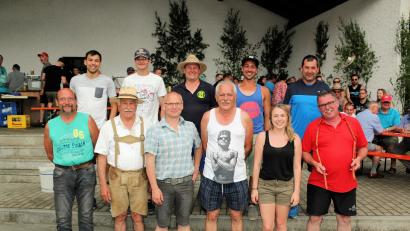 Bild: bsc
TSV-Spartenleiter Martin Streim (vorne, Vierter von links), der mit seiner Mannschaft Ortsmeister 2018 wurde, beglückwünscht die Vertreter der einzelnen Teams. Einen Sonderpreis gibt es für den Vorletzten: Thomas Schlosser (rechts) vom Theaterverein erhält die Wurstketten für sein Team.