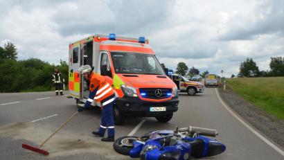 Bild: dob
Ein schwer- und ein mittelschwerverletzter Biker und drei total beschädigte Fahrzeuge waren die Bilanz eines Verkehrsunfalls auf der Umgehungsstraße bei Vohenstrauß auf Höhe der Einmündung Wernberger Straße.