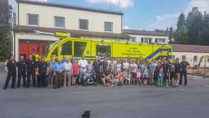 Bild: rw
Vor dem Flughafenlöschfahrzeug "Panther" der Lagerfeuerwehr stellten sich die Ausflügler aus Erbendorf zu einem Erinnerungsfoto auf.