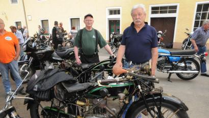 Bild: ge
Willi Segerer (hinten) und Manfred Markert sind mit ihren D-Rädern zum Frühschoppen geeilt. Sie besitzen viel Motorrad-Geschichte.