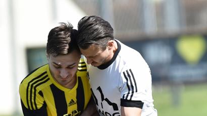 Archivbild: Alfred Schwarzmeier
Michael Riester (rechts) und die SpVgg SV Weiden II verpassten um Haaresbreite den Aufstieg in die Bezirksliga.