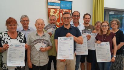 Bild: du
„Auf geht’s zum 7. Schirmitzer Dorffest“ lautet das Motto auf Flyern und Plakaten, mit denen die Gemeinde- und Vereinsvertreter Werbung für das Event am Samstag, 9. Juni, zwischen „Stachus“ und Schule machen wollen.