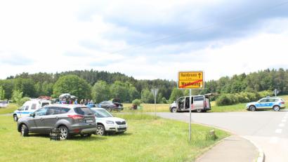 Bild: M. Roider
Im beschaulichen Ort Weidlwang war am Samstagvormittag einiges los. Suchmannschaften machten sich auf den Weg.