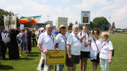 Bild: ui
Horst und Anni Priebe, Hans-Jürgen (von links) und Christa Ritter (rechts) freuen sich, zusammen mit dem jungen polnischen Taferlträger und seiner Begleiterin beim Festzug durch Nowe Miasto nad Pilicą ein Bekenntnis für die verbindende Idee des europäischen Gedankens abzugeben.