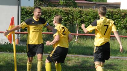 Bild: Gebert, Rudolf
Daniel Lauterbach (links) lässt sich von Daniel Kahrig (Nummer 2) und Justin Wagner (Nummer 7) feiern: Mit seinem Traumtor zum 1:1 leitete Lauterbach die Wende ein. Am Ende gewann der FC Tirschenreuth das zweite Relegationsspiel zur Bezirksliga gegen den SV Mistelgau mit 3:1.