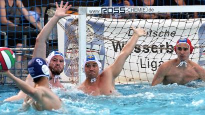 Bild: Büttner, Gerhard
Die Weidener Defensive um (von links) Jakob Ströll, Marek Jenecek und Torwart Matthias Kick stand sehr sicher.