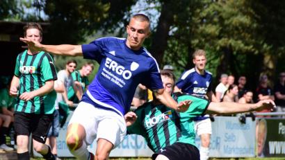 Bild: exb
Der TSV Neualbenreuth verlor das Relegationsspiel gegen FC Eintracht Münchberg II mit 1:4. Hier versucht TSV-Spieler Thomas Meyer (rechts), den dreifachen Torschützen Lucas Köhler vom Ball zu trennen.