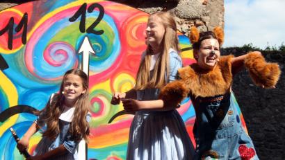 Bild: Holger Stiegler
Die Grinsekatze (rechts) zeigt  Alice und der "jungen" Alice wie es im Wunderland zugeht - zumindest ziemlich aufgedreht und verrückt.