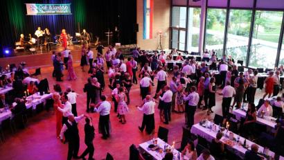 Bild: ggö
Der Golf- und Landclub Oberpfälzer Wald besteht seit vier Jahrzehnten und feierte dieses Jubiläum unter anderem mit einem Sommernachtsball in der Schwarzachtalhalle.