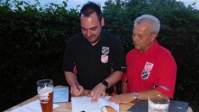 Bild: exb
Jürgen Neubauer (links) und Roland Laier unterzeichnen die Kooperationsvereinbarung. Das  Weißbier steht  bereit, um darauf anzustoßen.