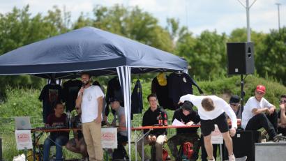 Bild: Brückmann (brü), Andreas [BRÜ] (mail@andreasbrueckmann.de)
Kurz vor der Eröffnung drehen die Skater unter den Augen der Jury ihre Aufwärmrunden.