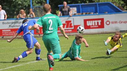 Bild: Eger, Armin
Johannes Pötzl (links) vollstreckt zum 1:0 für den SV Etzenricht. Veitsbronns Keeper Fabio Gossler (rechts) streckte sich vergebens.
