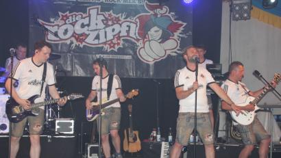 Bild: kro
Die Partyband "Rockzipfl" versteht es, Stimmung ins Festzelt und im Biergarten zu bringen.