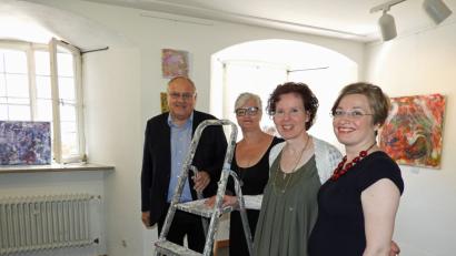 Bild: swi
Über einen gelungenen Auftakt der Ausstellung „3 – zufällig“ freuen sich (von rechts) Amelia Lee, Susanne Kempf, Angela Voit-Langer und Bürgermeister Lothar Höher.