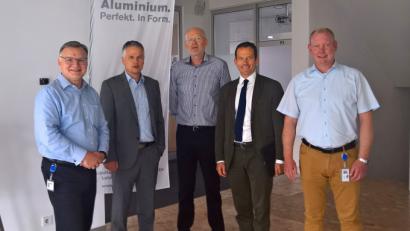 Bild: nm
Peter Stockebrand, Bürgermeister Thomas Meiler, Geschäftsführer Roland Schulte, MdB Albert Rupprecht und Uwe Langenberg (von links) beim "Zukunftsgespräch" zur Firma Schulte & Schmidt.