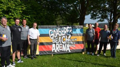 Bild: jr
Zum dreißigjährigen Bestehen der Abteilung Volleyball im TSV Konnersreuth hat die Beachanlage am Badeweiher den Namen „Goaserer-Beach-Arena“ bekommen. Bei der Enthüllung des Transparentes mit dabei waren (von links) Reinhard Betzl, Maximilian Siller, Hubert Andritzky, Bürgermeister Max Bindl, sowie die Trainer Franz Wenisch, Carsten Hamann, Robert Lang und Birgit Werner.