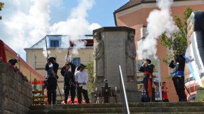 Bild: dob
Die "Giech'schen Vorderladerschützen" aus Roggenstein übernahmen laut krachend den Auftakt des 3. Bauernmarkts in der Pfalzgrafenstadt.