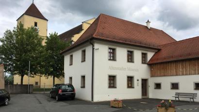 Bild: gsb
Der Pfarrplatz in Altenstadt/WN.