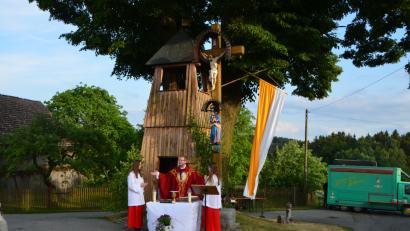 Bild: dob
Vor dem Glockenturm und dem Kreuz mit der Madonna feiert Kaplan Ulrich Eigendorf zum traditionellen Kreuzfest einen Freiluftgottesdienst. Für seine deutlichen Worte zur Kreuzdebatte erhält er viel Applaus.