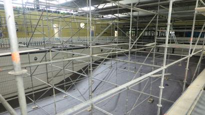 Bild: Hirsch
Das Hallenbad in Dachelhofen ist derzeit eine riesige Baustelle. Die Gerüststangen  reichen vom Beckenboden bis hinauf zur Decke.