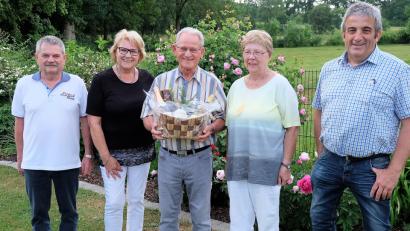 Bild: wlr
Dietrich Lehmann macht seit 40 Jahren Urlaub in Etzenricht. Mit seiner Frau Gisela und den Freunden der ersten Stunde, Johann Meier (links) und dessen Frau Brigitte (Zweite von links) sowie Wirt Gerhard Riebel (rechts), feierte er das Jubiläum.
