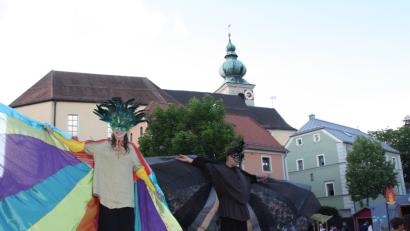 Bild: lg
Als ein bunter und ein schwarzer Vogel bewegten sich die Stelzengänger weit über den Köpfen der Marktbesucher.