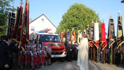 Bild: frd
Der in Wildeppenried geborene und aufgewachsene Priester Alois Hammer segnete das neue Löschfahrzeug.