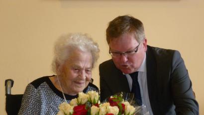Bild: Uschald
Bildtext Persönlich und auch im Namen von Ministerpräsident Markus Söder gratulierte OB Michael Cerny der ältesten Bürgerin der Stadt, Maria Dippel, im Kreis ihrer großen Familie zum 104. Geburtstag. Bild: Uschald