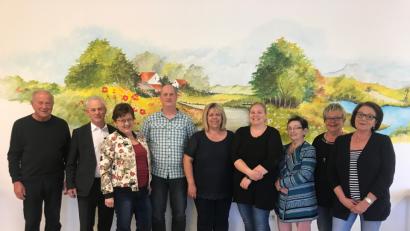 Bild: exb
Thomas Döhler (Vierter von links) führt nun in Personalunion den AWO-Kreisverband Tirschenreuth   und den AWO-Betreuungsverein. 
Zweite Vorsitzende  Angelika Würner (Fünfte von links) wünscht  mit den weiteren Vorstandsmitgliedern und Teilnehmern der Mitgliederversammlung viel Glück.