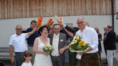 Bild: adj
Die Kollegen vom Finanzamt und der Vorsitzende der Freienwählergemeinschaft gratulierten dem frisch vermählten Paar.