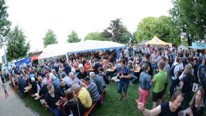 Bild: Brückmann (brü), Andreas [BRÜ] (mail@andreasbrueckmann.de)
Der gut gefüllte Dorfplatz in Hohenkemnath, zur zehnten Auflage des Open Airs.