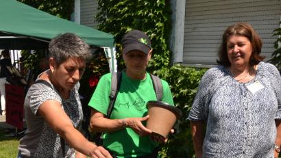Bild: hcz
„Ayu“, ein Französischer Hirtenhund, bewundert die angebotenen Pflanzen. Rechts im Bild: Tierschutzvereinsvorsitzende Mariele Junak.