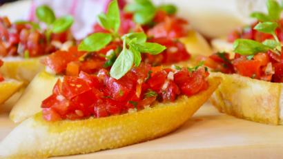 Bild: Mardanow, Philipp [MP] (philipp.mardanow@oberpfalzmedien.de)
Egal ob Bruschetta (Foto) oder Oberpfälzer Spezialitäten: Die kulinarische Stadtführung durch Neunburg wartet mit allerlei Besonderheiten auf.