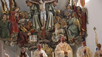 Bild: ads
Da freut sich die Gemeinde mit Stadtpfarrer Ludwig Gradl und Kaplan Adam Karolczak, wenn sie ihren ehemaligen Kaplan als Zelebrant und Prediger fürs Patrozinium gewinnen kann. Immerhin ist Gerhard Pöpperl (Bildmitte) jetzt in hoher Position am Ordinariat in Regensburg tätig.