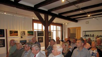 Bild: kgg
Bei der Eröffnung der Sonderausstellung „Bilder aus dem Stiftland“ waren Hans Zölch, Robert Treml, Hans Grillmeier, Albert Schneider und Horst Klier (vordere Reihe, von links) dabei.