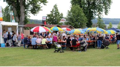 Bild: Neumann, Jochen [NJN]
Einen schönen Sonntagnachmittag verlebten die zahlreichen Besucher beim "Kaffee im Park" in der Grünanlage an der Kemnather Straße.