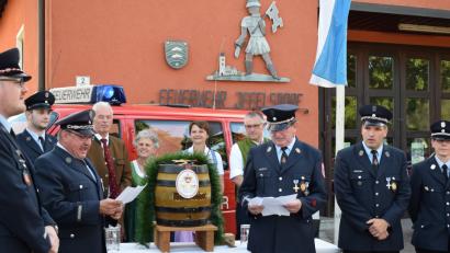 Bild: bnr
Markus Muntanjohl (links) bat die Feuerwehr Iffelsdorf um die Übernahme der Patenschaft.  Ernst Wurmstein (rechts) sagte gerne zu. Mit dem Ergebnis zufrieden waren Ehrenschirmherr Arnold Kimmerl und Schirmherr Bürgermeister Richard Tischler.