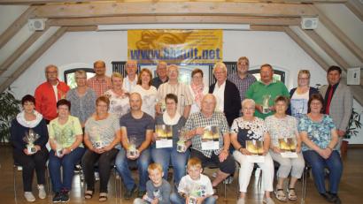 Bild: mmj
Stadlerns Bürgermeister Gerald Reiter (rechts) ehrt die Handballgruppe aus Neckarelz für 15-maligen Aufenthalt im Schönseer Land. Mit ihm freuen sich Sandra Klein von der Touristinfo (stehend Zweite von rechts) und Silvia Maier (sitzend rechts).