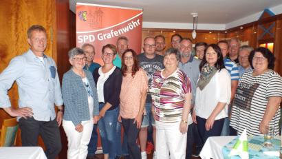 Bild: myd
Auch die nächsten Jahre führt Thomas Weiß (links) den SPD-Ortsverein Grafenwöhr an. Der ehemalige stellvertrende Vorsitzende Michael Huhn (Achter von links) musste sich aus beruflichen Gründen zurückziehen. Sein Amt übernimmt Conny Spitaler (Vierte von links). Somit ist der Ortsverein für das Jubiläumsjahr 2019 bestens aufgestellt.
