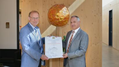 Bild: exb
Behördenleiter Thomas Gollwitzer überreicht Willi Perzl die goldene Ehrennadel zur Würdigung seines außergewöhnlichen Engagements für den Ländlichen Raum.