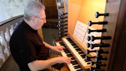Bild: Robert Dotzauer
Orgelspielkunst vom Feinsten demonstriert Norbert Düchtel an der Steinmeyer-Orgel der Klosterkirche Speinshart.