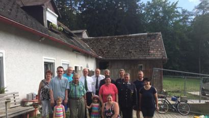 Bild: exb
Alois Seitz (Vierter von links) bekam Glückwünsche von seiner Familie,  Abordnungen von Pfarrgemeinderat, Schützenverein, Feuerwehr und der Blaskapelle Thanhausen.