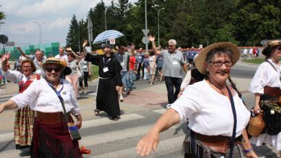 Bild: Ibl, Uwe [UI] (uwe.ibl@oberpfalzmedien.de)
Mit einem fröhlichen „Pozdrawiamy“ – wir grüßen euch – erntet die Neustädter Delegation viel Zuspruch beim Festzug in Polen.